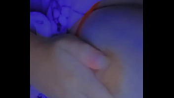 Охальник вагинально трахает светловолосую чиксу в фиолетовом купальнике